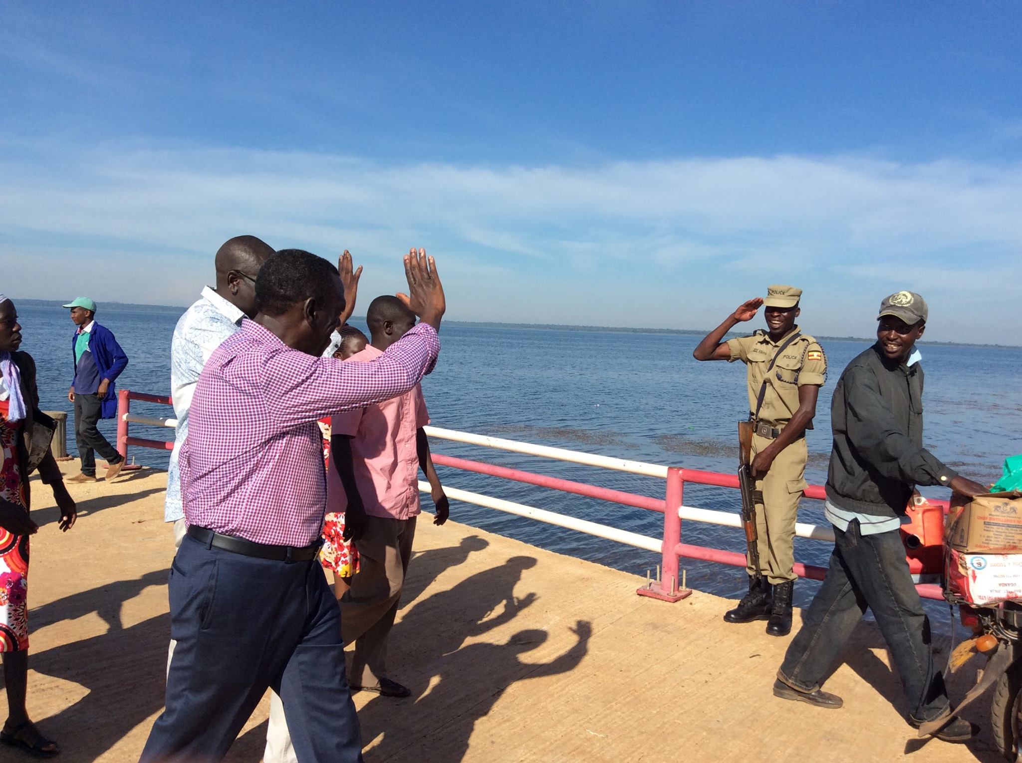 PHOTO: Police Officer salutes Besigye
