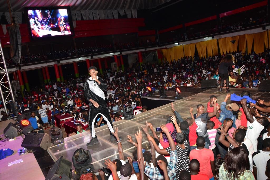 PHOTOS: Rapper Mun*G Attracts Huge Crowd at “Sente Zange” Concert