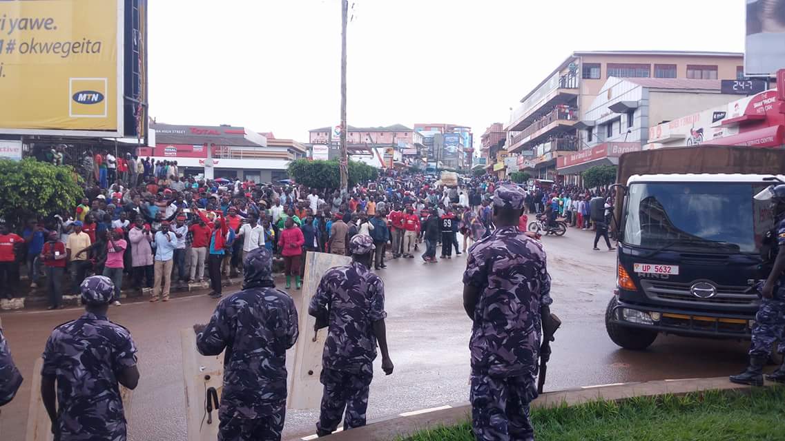 Teargas, Live Bullets as Besigye is Arrested in Mbarara