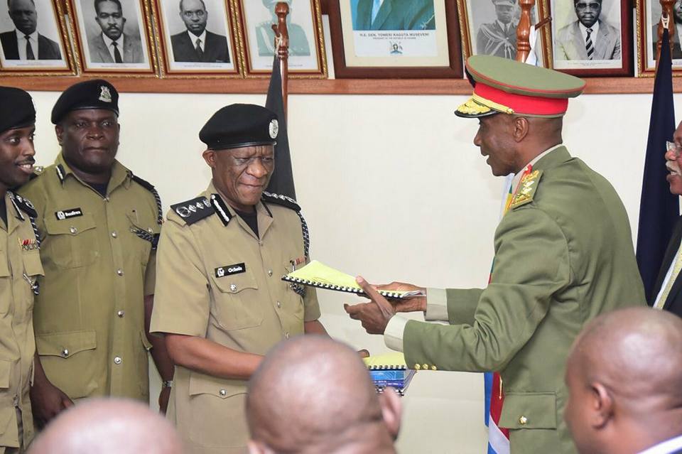 Kayihura Hands Over office to New Police Chief
