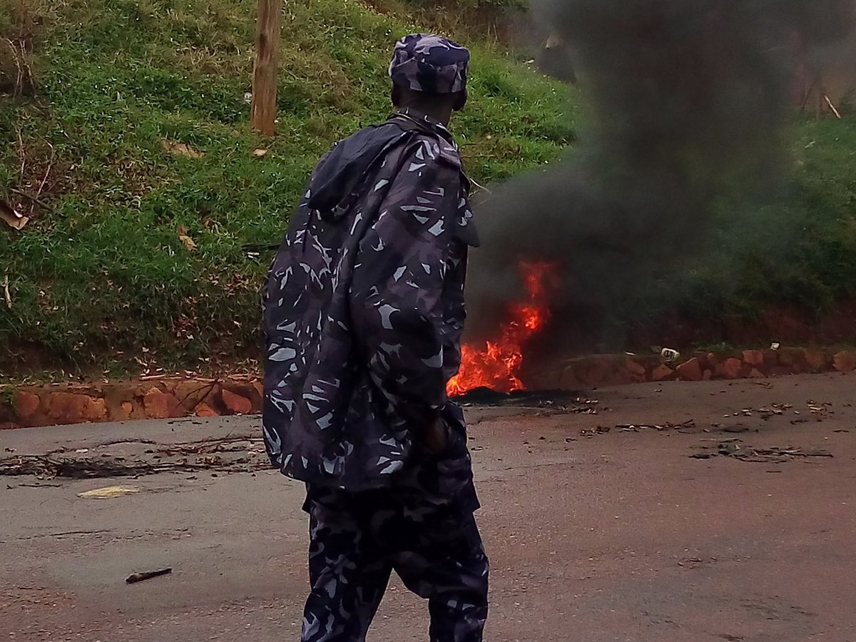 PHOTOS: Police Deploys in Kamwokya as Fresh Protests Erupt Over Bobi Wine Re-Arrest