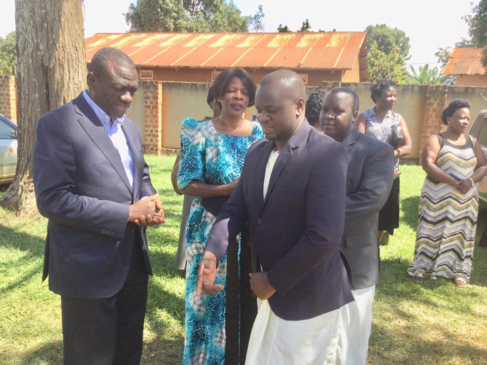Besigye at Mzee Christopher Kamya Katumwa's funeral service in Wakiso