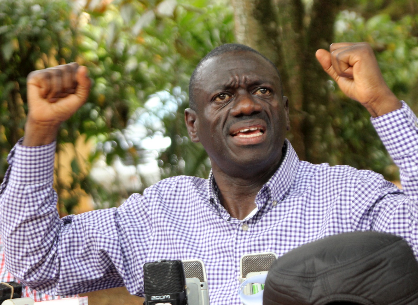 Police Blocks Besigye from Participating in Anti-Corruption Walk
