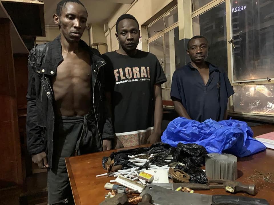 Looting: Three Arrested Trying to Break into a Shop During Curfew