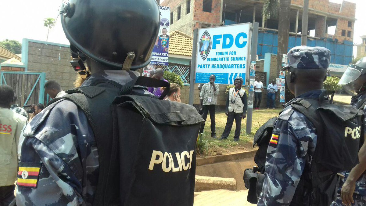 Police Cordons off FDC Offices, Blocks All Gates with Tyre Cutters